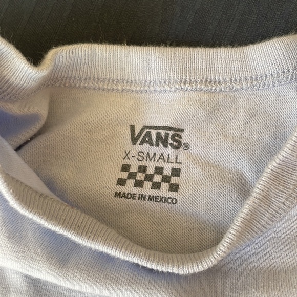 Small stain barley visible on the bottom of the shirt, see photo 5 for reference - Picture 4 of 5